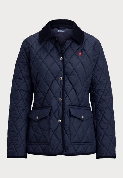 Gesteppte navy Jacke mit Cordkragen, Druckknopfverschluss und zwei Vorderaschen. Mit rotem Logoakzent auf der linken Brust.