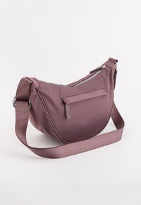 Hobo-stil taske i mauve, lavet af glat stof. Har en lynlåsåbning i toppen, en frontlomme og en justerbar strop for nem transport.
