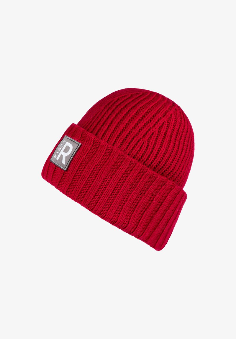 Rote Strickmütze mit geripptem Muster, featuring einen umgeschlagenen Saum und einem rechteckigen grauen Patch mit Logodetail.