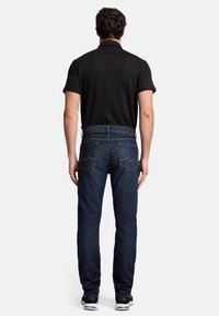 Mörkblå denimjeans med rak passform, med en klassisk femfickorsdesign och utmärkande sömnadsdetaljer bak.