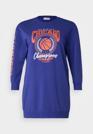 Vestido sudadera morado con mangas largas, presentando un gráfico de baloncesto y el texto "Chicago Champions" en naranja y blanco. Textura suave.
