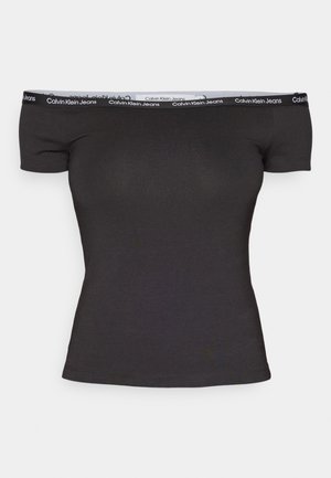 Haut noir décolleté avec des bretelles, en tissu extensible, présentant un design ajusté et une bande logo au niveau du col. Manches courtes et texture lisse.