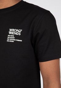 Wrong Friends NO GUTS NO GLORY  - Triko s potiskem - black