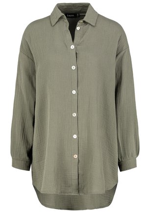 Olivengrünes Hemd mit langen Ärmeln aus zerknittertem Stoff. Mit einer Knopfleiste mit fünf Knöpfen und einem klassischen Kragen, leicht geschwungener Saum.