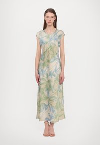 Maxi kjole i blødt stof med et blomstermønster i blå og grøn på en beige baggrund. Korte ærmer med cap-sleeves, svajende silhuet.