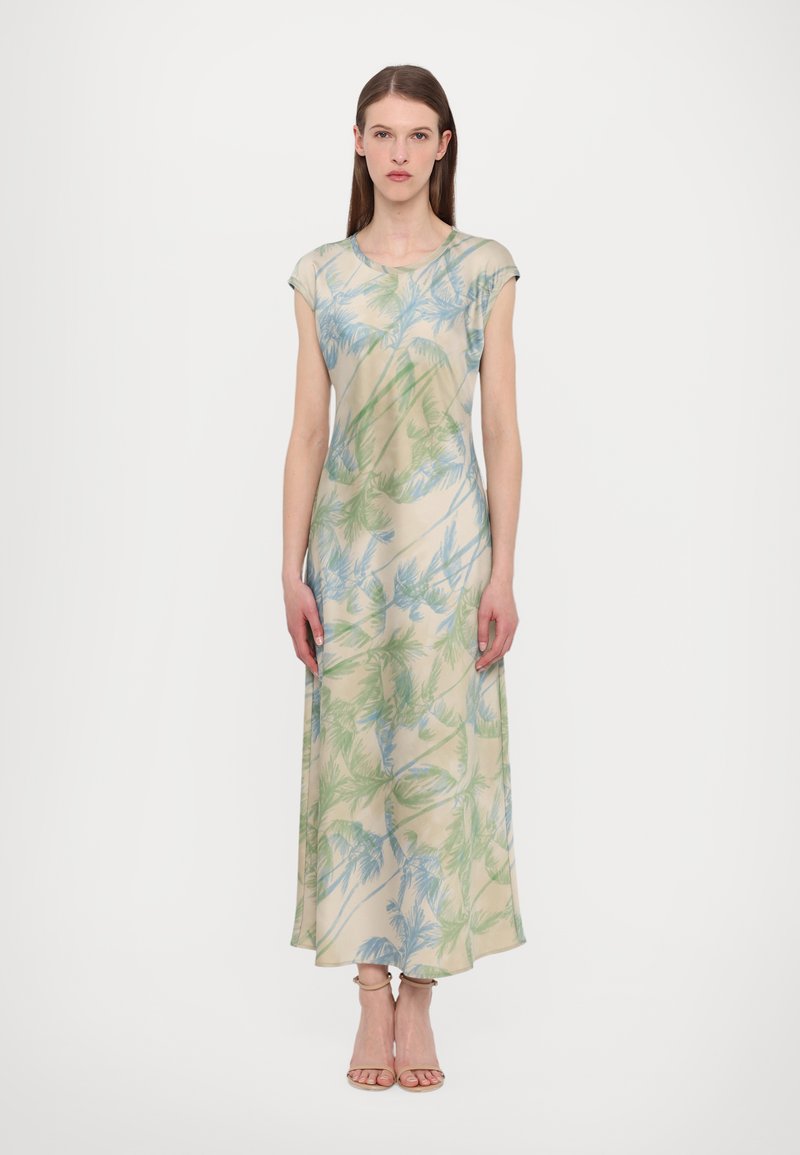 Maxi kjole i blødt stof med et blomstermønster i blå og grøn på en beige baggrund. Korte ærmer med cap-sleeves, svajende silhuet.