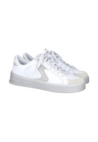 Zapatillas blancas con parte superior de piel suave, acentos de ante gris, cuello acolchado y suela de goma texturizada, con cordones planos.