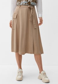 s.Oliver MIT HIGH-RISE-BUND - Jupe en jean - sandfarben