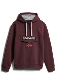 Sudadera burdeos con capucha interior gris, bolsillo en el pecho con un parche negro que tiene el texto "NAPAPIJRI" y un pequeño parche de bandera noruega.