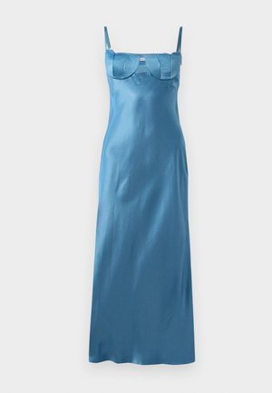 Une longue robe bleu satin élégante avec des fines bretelles et un bustier structuré en forme de coquille. Texture lisse avec une silhouette fluide.