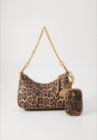 Schultertasche mit Leopardenmuster aus strukturiertem Leder, verziert mit braunen Akzenten und einem goldenen Kettenriemen. Inklusive passendem kleinen Beutel.