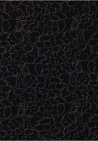 Tela negra con un patrón texturizado de líneas en espiral, adornada con hilos plateados sutiles que crean un contraste delicado.