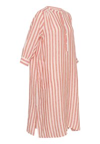 Gestreiftes Hemdkleid mit roten und weißen vertikalen Streifen, einer Knopfleiste, Dreiviertelärmeln und seitlichen Taschen. Aus Leinenmaterial.