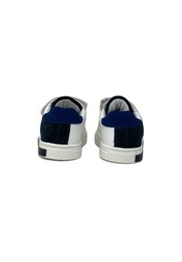 Sneaker bianche con accenti in suede blu navy e verde, dettaglio argentato sul tallone, suola in gomma texturizzata e retro imbottito per il comfort.