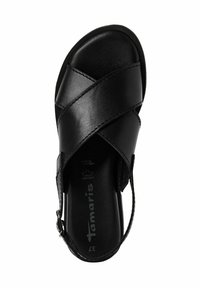 Sandalo nero con cinturini incrociati in pelle opaca, design con punta aperta, cinturino alla caviglia regolabile e soletta testurizzata. Nome del marchio "Tamaris" visibile.
