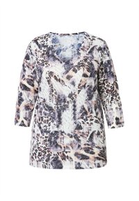 Langpolsshirt met een diepe V-hals, voorzien van een gemengde dierenprint in grijs, zwart en subtiele perziktinten op een lichte stof.