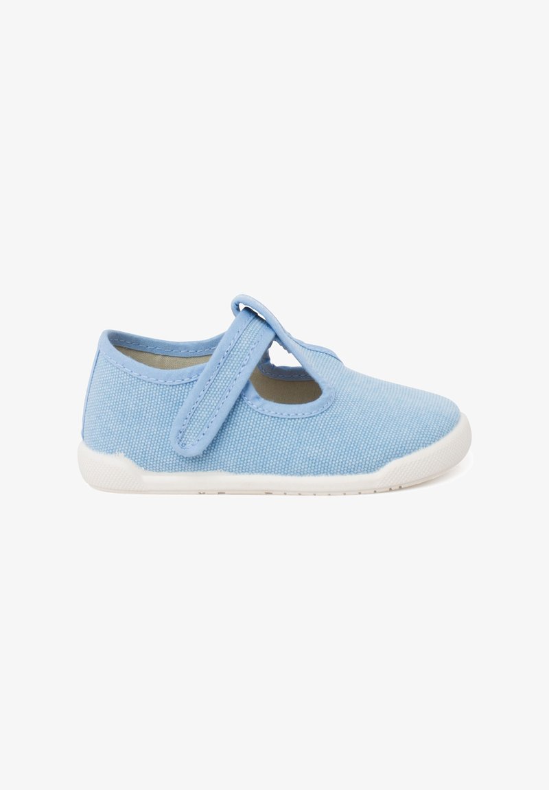 Scarpa di tela azzurro chiaro con punta rotonda, taglio laterale e cinturino in Velcro. Suola in gomma bianca, tomaia testurizzata e design minimalista.