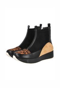 Botas negras de tacón alto con un frente de estampado de leopardo y acentos de gamuza beige. Presentan una suela gruesa negra y paneles laterales elásticos para facilitar su uso.