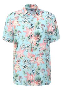 Chemise à manches courtes en tissu bleu clair avec un motif floral comprenant des fleurs roses, des feuilles vertes et des accents noirs ; fermeture à bouton sur le devant.