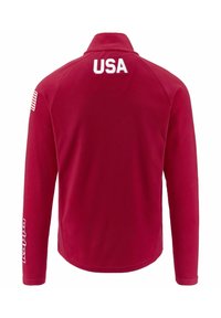 Giacca in pile rossa con colletto alto, con la scritta "USA" in bianco sulla schiena e una toppa con la bandiera americana sul maniche sinistro.