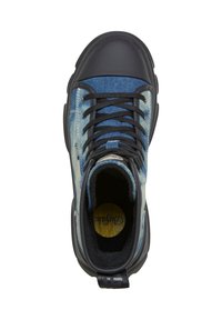 Sneaker alta in denim blu con punta in gomma nera, lacci neri e soletta imbottita. Presenta una morbida fodera interna.
