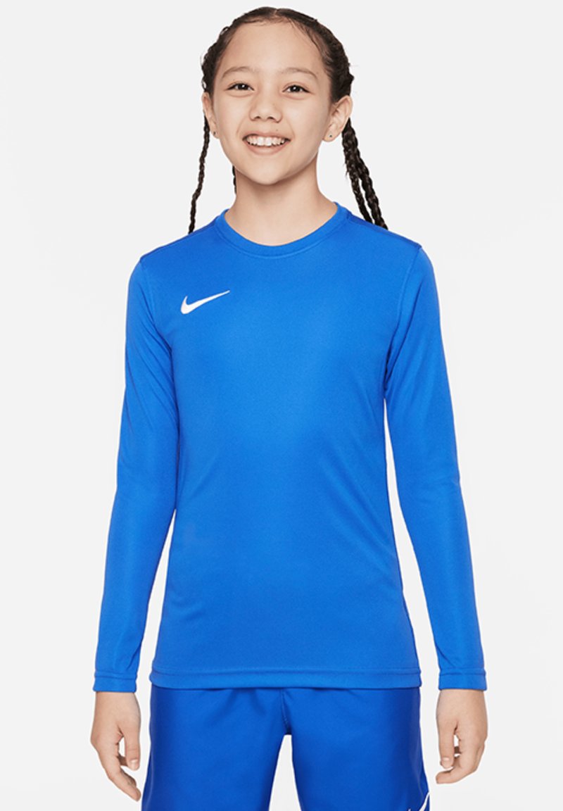 Langärmliges Sportshirt aus leuchtend blauem Stoff, mit rundem Halsausschnitt und weißem Nike-Logo oben links. Kombiniert mit blauen Shorts.