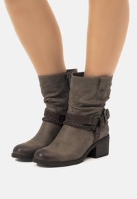 mtng Botines camperos - gris