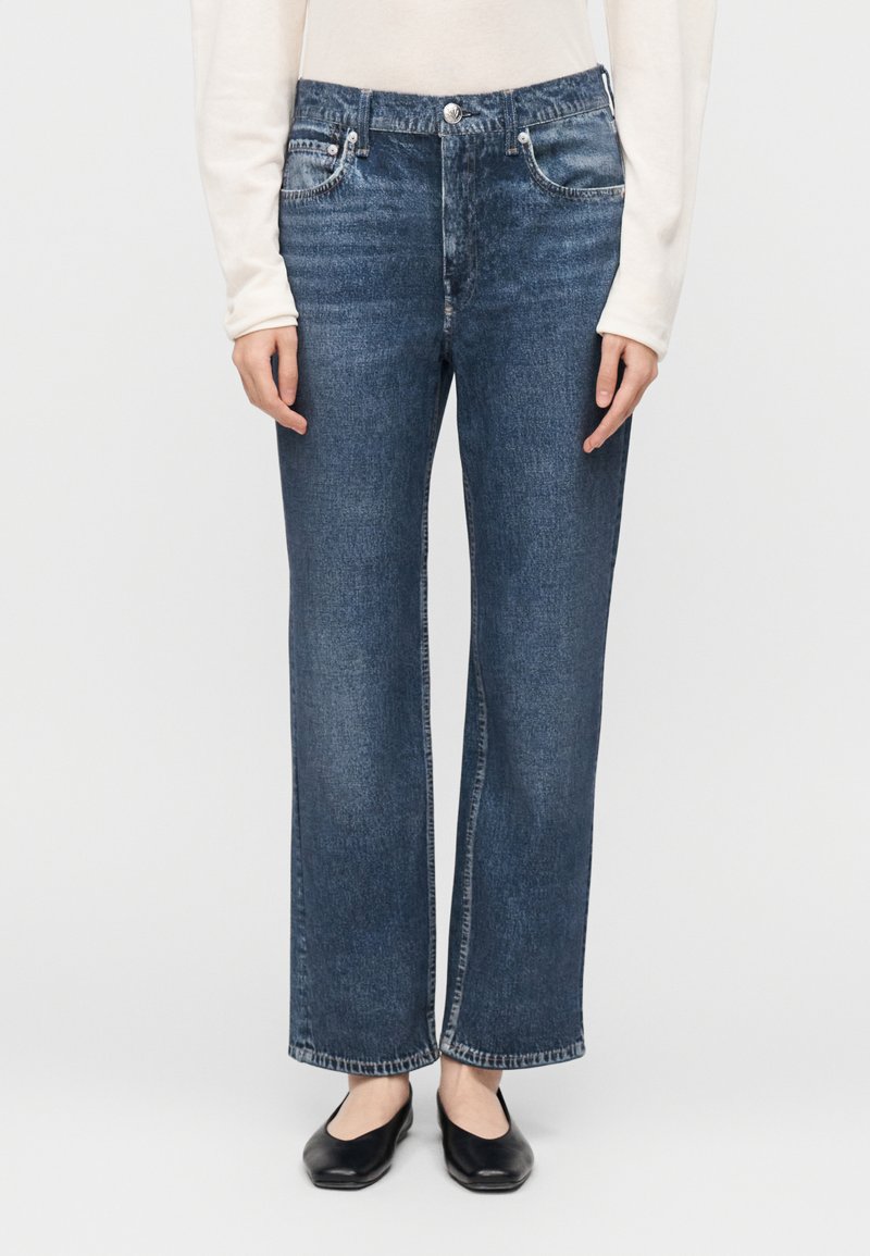 Blauwe jeans met wijd uitlopende pijpen van denim met een lichte verwering, voorzien van een knoopsluiting aan de voorkant, standaard zakken en een rechte pasvorm.