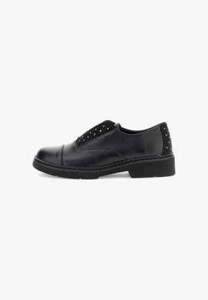 Scarpa slip-on in pelle nera con suola bassa e spessa, decorata con strass neri sul pannello laterale in elastico e sul tallone.