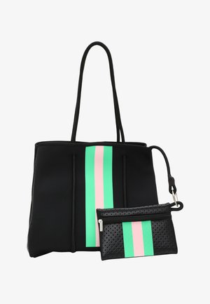 Fekete vászontáska zöld és rózsaszín függőleges csíkokkal, egy kicsi fekete tasakkal párosítva, amely perforált textúrával és illeszkedő csíkokkal rendelkezik.