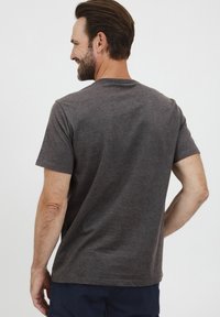 Mørkegrå kortermet t-skjorte, med rund halsdesign, lett stoff, subtil tekstur, rett hem, som viser bakre utsikt og sideprofil.