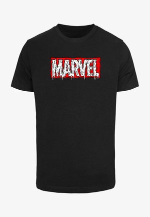 Črna bombažna majica s kratkimi rokavi, ki na sprednji strani nosi bel in rdeč logotip "MARVEL" z obliko kapljanja. Standardna prileganja.