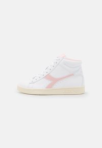 Kotníkové tenisky z bílé kůže s růžovými akcenty, navržené s gumovou podrážkou a perforacemi pro prodyšnost.