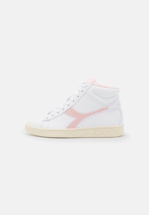 Zapatillas altas de cuero blanco con detalles en rosa, diseñadas con suela de goma y perforaciones para mayor transpirabilidad.