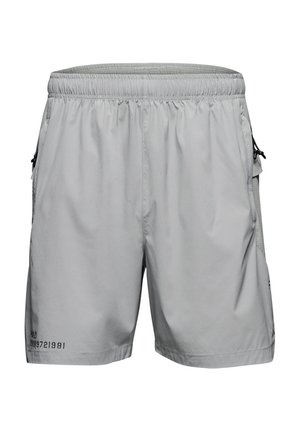 Hellgraue Sportshorts aus atmungsaktivem Material, mit elastischem Bund, Kordelzug, seitlichen Taschen und Textdetails am Unterschenkel.