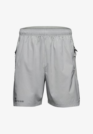 Lichtgrijze sportshorts gemaakt van ademend materiaal, met een elastische tailleband, verstelkoord, zijzakken en tekstdetails op het onderbeen.