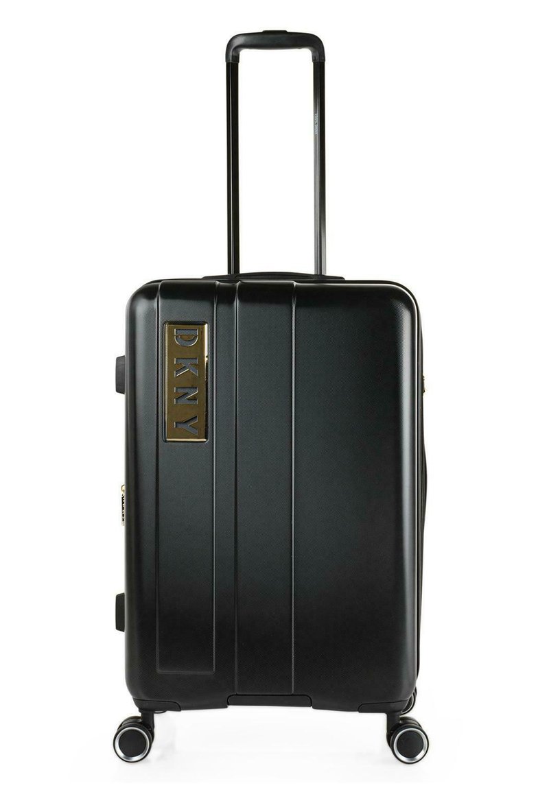 Maleta rígida negra con rayas verticales, mango retráctil y cuatro ruedas. Presenta un logo de DKNY chapado en oro en la parte frontal.