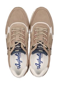 Tan suède en mesh sneakers met witte accenten, ronde neus, platte veters en gevoerde kraag. Kenmerkt zich door branding op de binnenzolen.