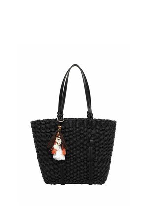 Bolso tote tejido negro con asas de cuero y borlas decorativas con conchas y cuentas colgando de una correa.
