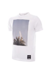 Witte katoenen t-shirt met een grote afbeelding van een palmboom tegen een grijze achtergrond; inclusief een zwart logo label aan de onderkant.