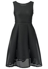 Robe noire sans manches avec des rayures horizontales, un corsage ajusté et une jupe évasée avec des textures superposées et un ourlet au genou.