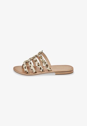 Sandale à bout ouvert avec un design imprimé léopard sur un matériau texturé. Semelle intérieure en cuir lisse et semelle en bois stratifiée pour le soutien.