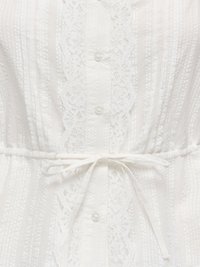 Devant de robe blanche avec bordure en dentelle, rayures verticales texturées, boutons transparents et ceinture en tissu nouée à la taille.