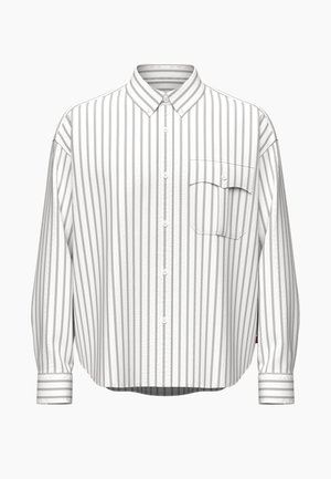 Camicia a maniche lunghe di colore bianco con strisce verticali grigie chiare, con chiusura a bottoni, colletto a punta e una singola tasca sul petto. Texture liscia.