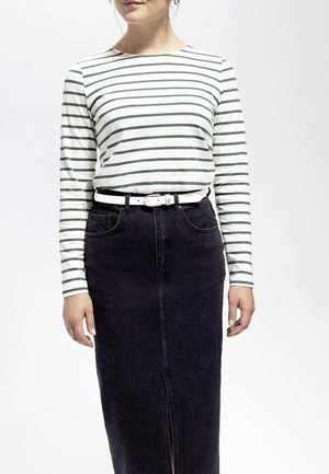Langärmliges, weißes Hemd mit grünen horizontalen Streifen, kombiniert mit einem schwarzen Jeansrock und einem weißen Gürtel. Schlichtes, tailliertes Design.