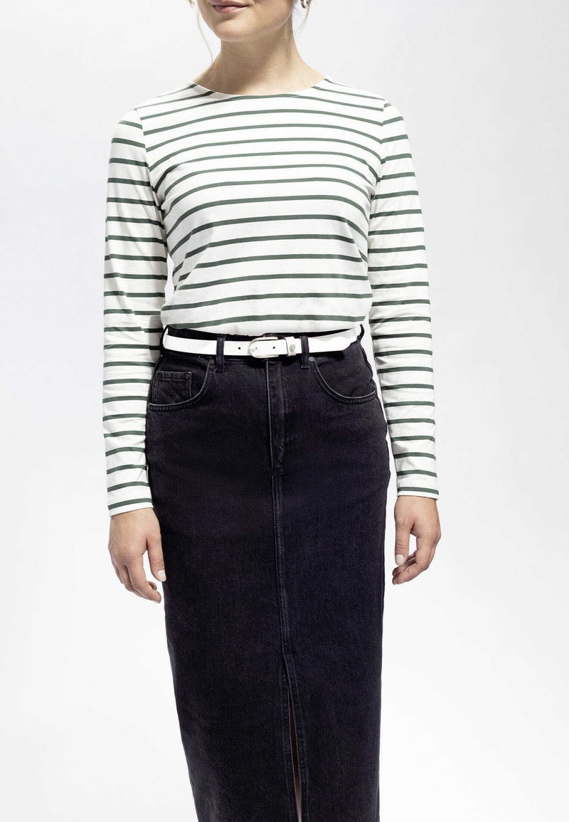 Langärmliges, weißes Hemd mit grünen horizontalen Streifen, kombiniert mit einem schwarzen Jeansrock und einem weißen Gürtel. Schlichtes, tailliertes Design.