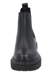 Botín Chelsea de cuero negro con un acabado suave, paneles laterales elásticos, tira en la parte trasera y suela de goma gruesa con relieve texturizado.