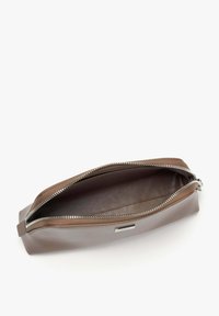 Hnědá kožená taštička s hladkým povrchem, stříbrným zipem a prostorným interiérem. Má plochý design a obdélníkový tvar.