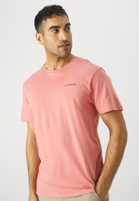 Columbia NORTH CASCADES™ SHORT SLEEVE TEE - Print T-shirt - pink agave