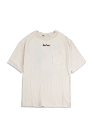 Beige kortærmet T-shirt med brystlomme og sort "Bobo Choses" tekstlogo centreret under kraven.